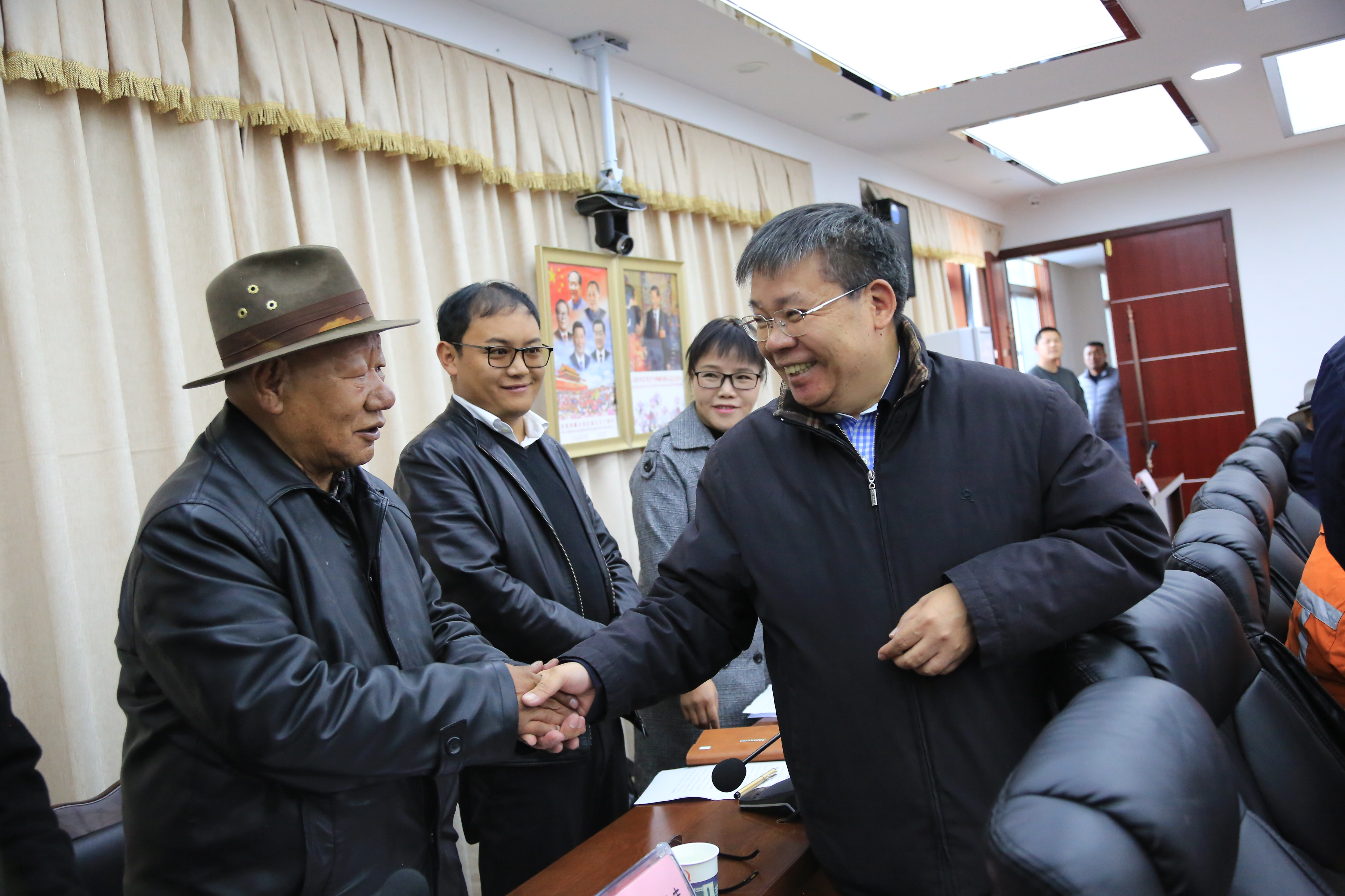 区党委第三巡回指导组常务副组长叶银川,副组长次仁罗布和指导组成员